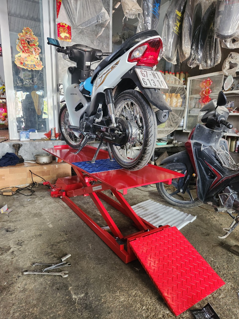 Sửa chữa bảo dưỡng bàn nâng xe máy