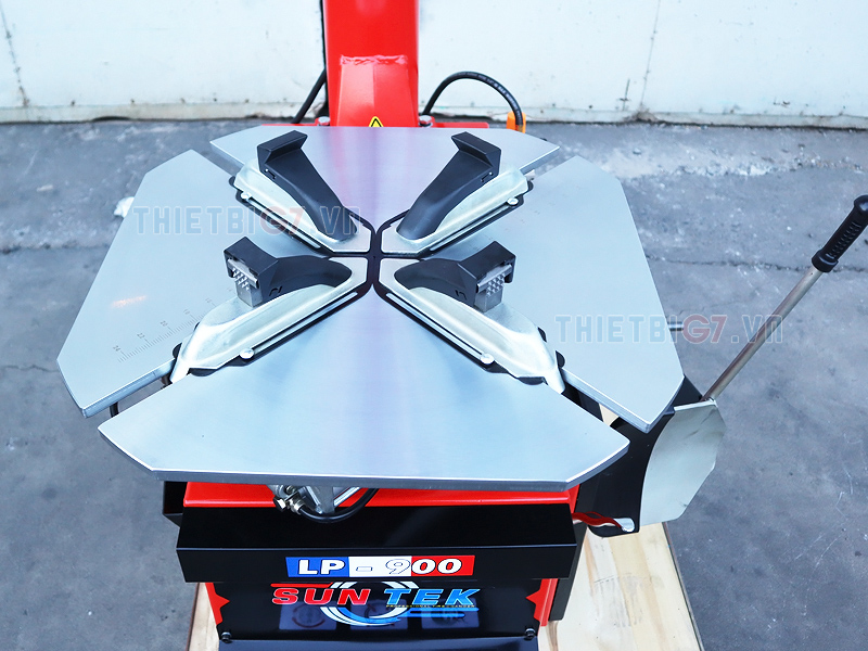 LP-900 trang bị mâm kẹp từ 10 icnh đến 24 inch