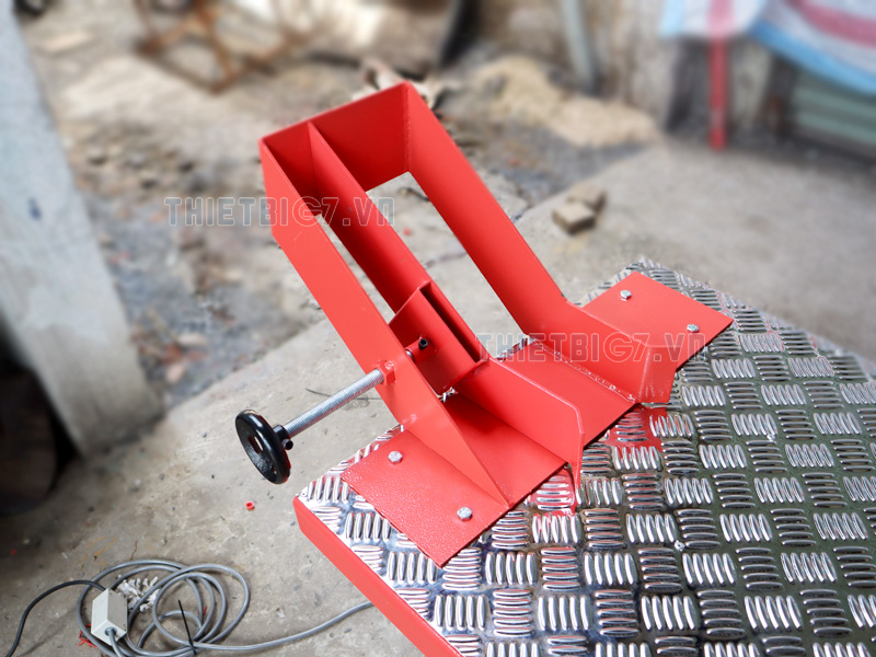 Bộ kẹp bánh trước Bàn Nâng Xe Máy Lộc Phát Tiêu Chuẩn Hãng ( Lắp Dương Nền ) 