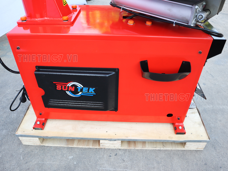 Bên hong máy được trang bị thêm học để các phụ kiện vá vỏ