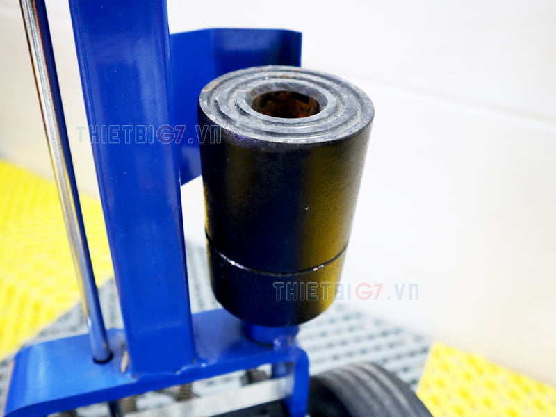 Theo Kích có 2 cục đôn để tăng chiều cao nâng