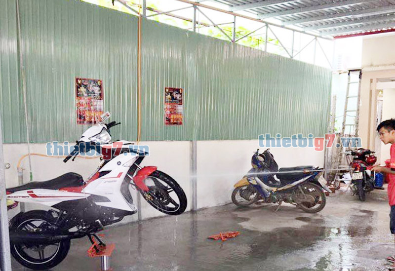 Hình ảnh thực tể ben nâng rửa xe máy dùng dầu thủy lực