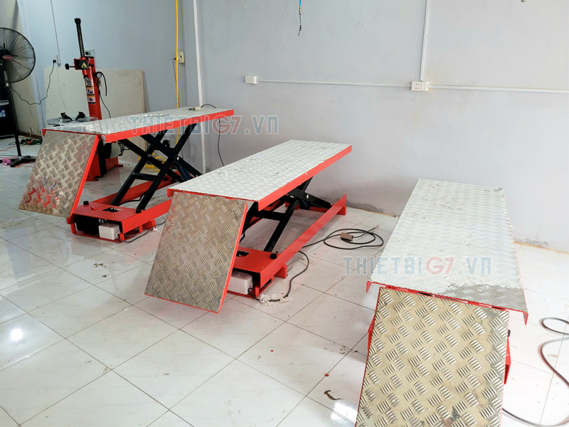 Bàn Nâng Xe Máy Lộc Phát Tiêu Chuẩn Hãng ( Lắp Dương Nền ) 