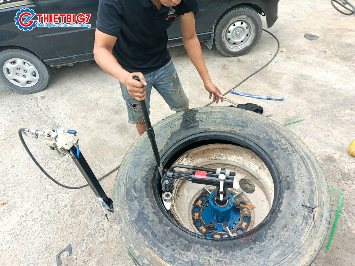 Máy tháo vỏ xe tải mẫu mới hiện đại tại Thiết bị G7