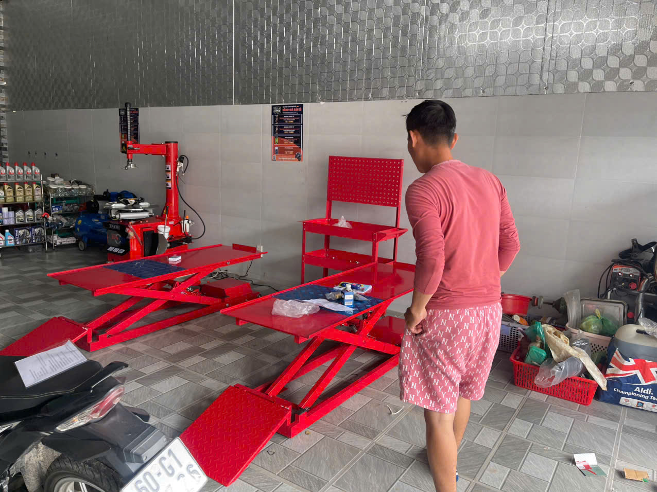 Lắp bàn nâng xe máy đặt âm nền hay đặt nổi?