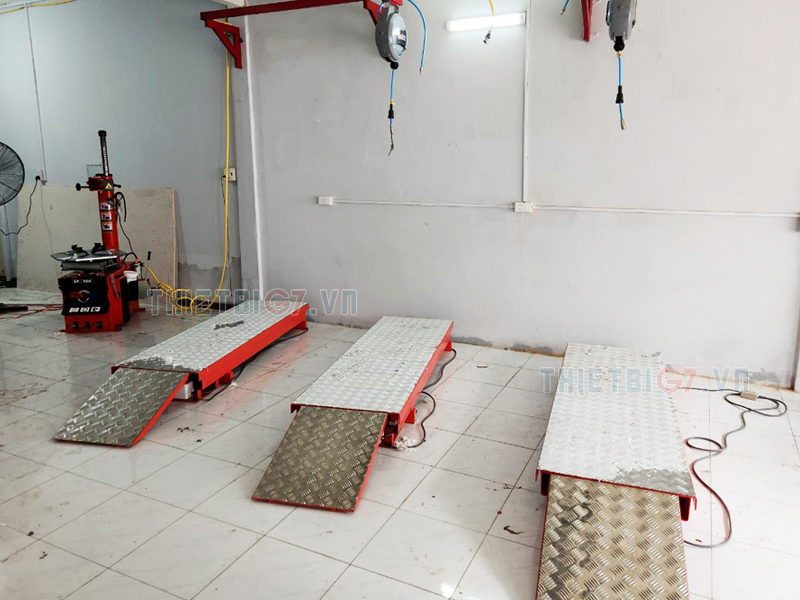 Bàn Nâng Xe Máy Lộc Phát Tiêu Chuẩn Hãng ( Lắp Dương Nền ) 