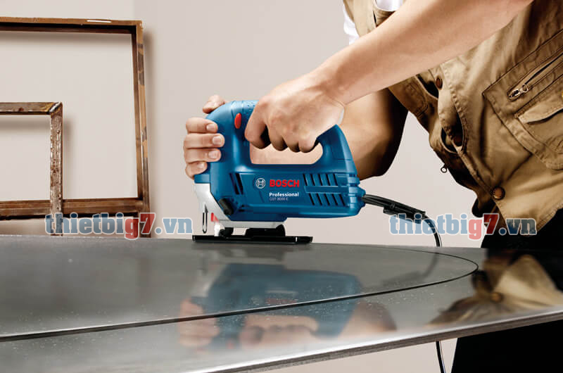 may-cua-long-Bosch-GST-65E-tren-thep