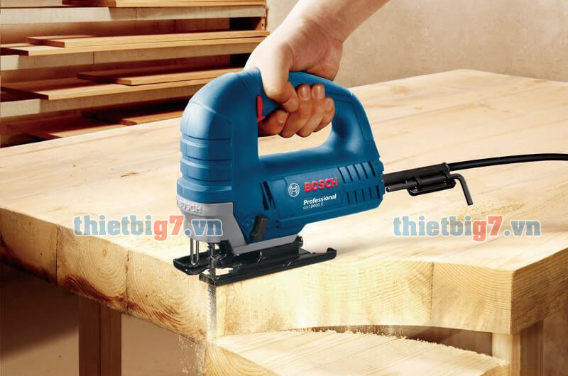 may-cua-long-Bosch-GST-65E-tren-go