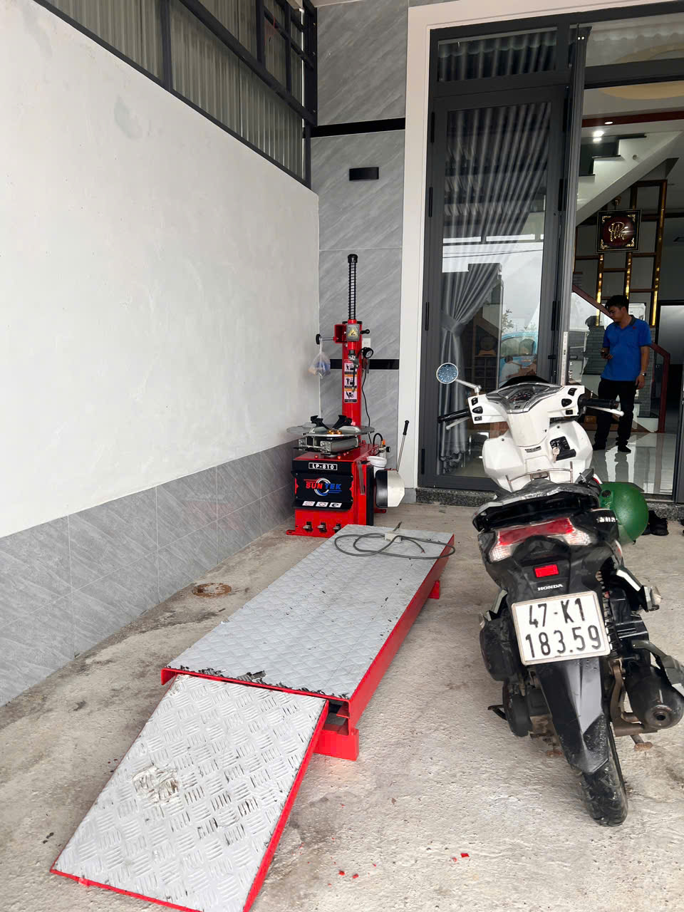 So sánh bàn nâng xe máy mẫu thường và chính hãng?