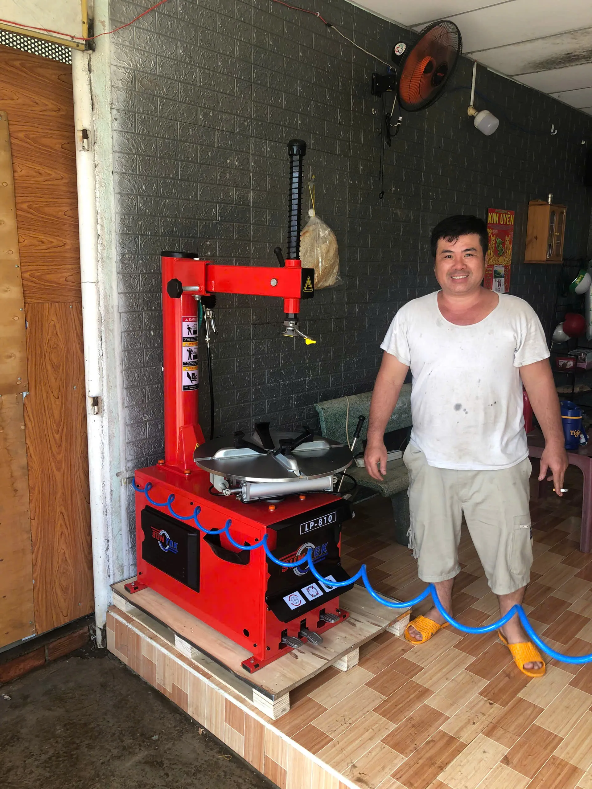 Kỹ thuật G7 bàn giao máy tháo lốp tận nơi