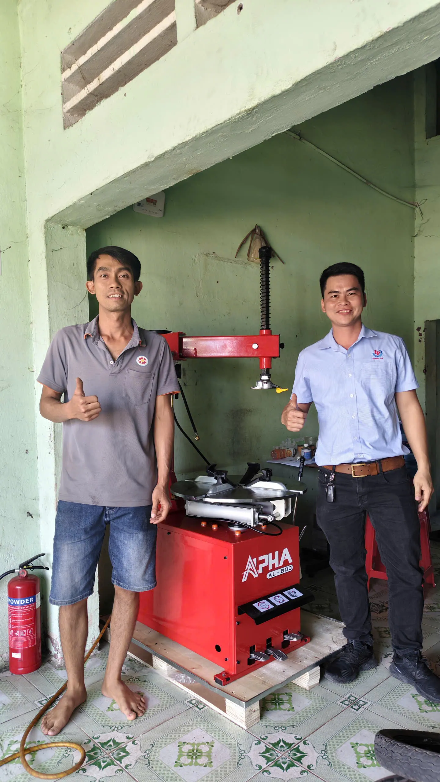 Kỹ thuật G7 hướng dẫn khách dùng máy