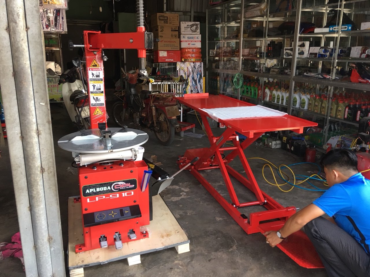 Kỹ thuật bàn giao bàn nâng tại xưởng