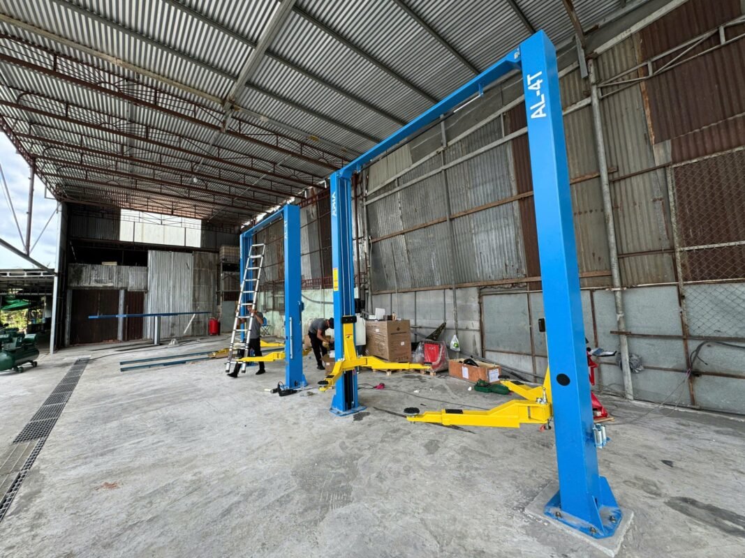 Kỹ thuật viên đang thi công lắp đặt cầu nâng 2 trụ