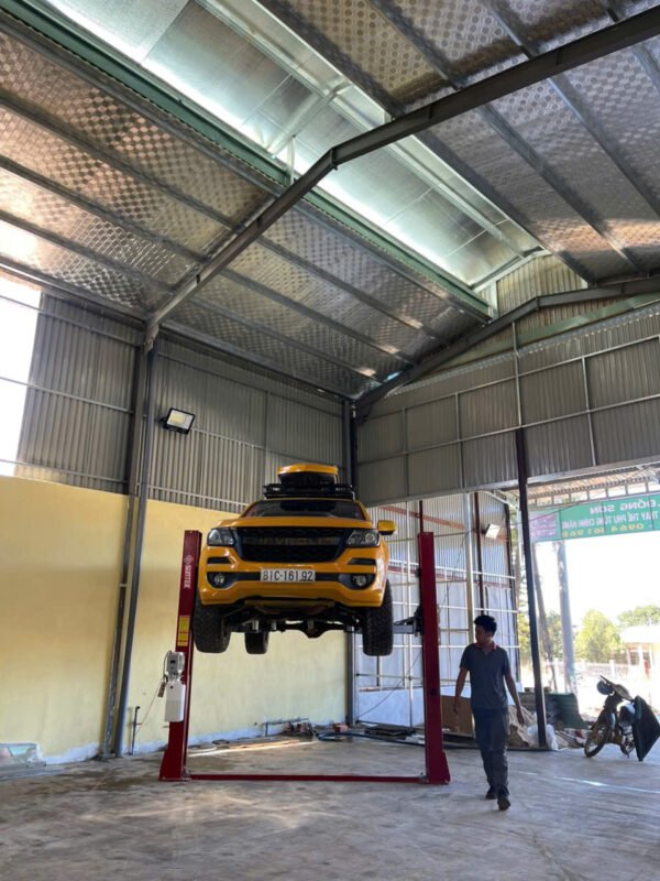 Khả năng Vận Hành Mạnh Mẽ Cầu Nâng 2 Trụ Cổng Dưới SUNTEK 4000D