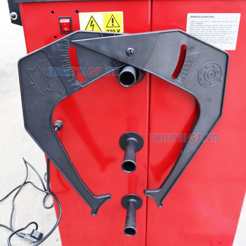 bên hông của máy cân bằng lốp ô tô OMEGA 825