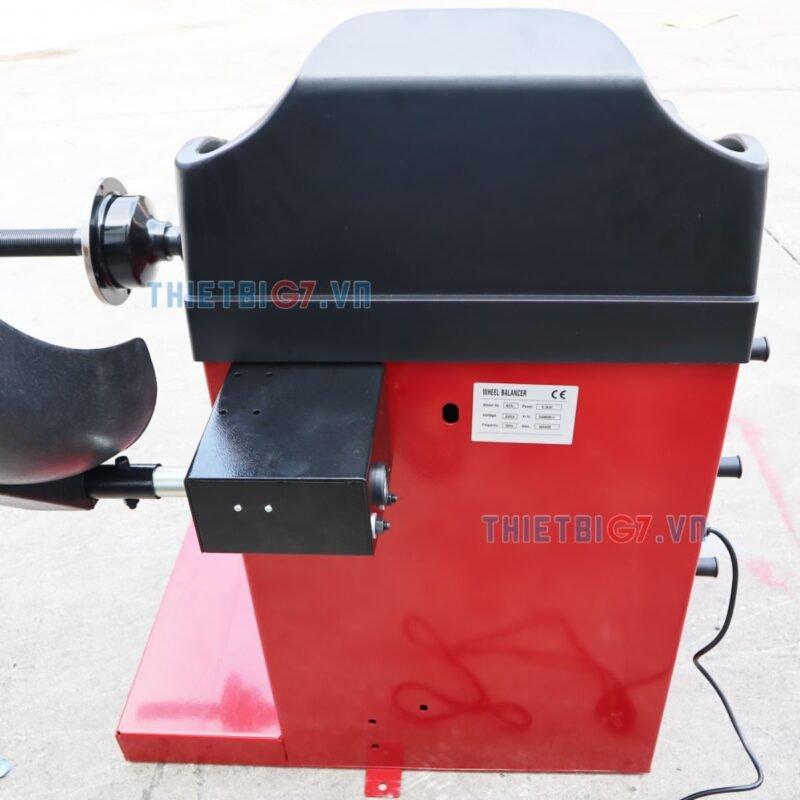 Mặt Sau của máy cân bằng lốp OMEGA 825