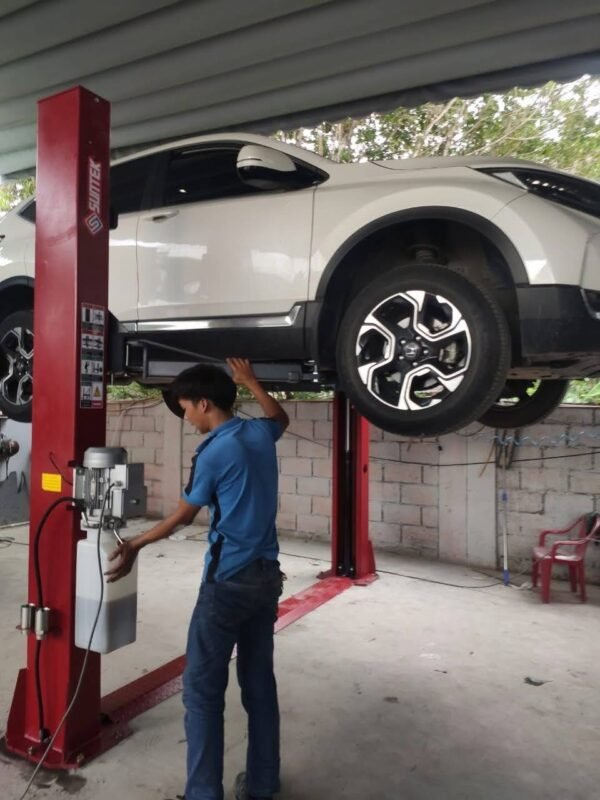 Sửa chữa bảo dưỡng xe trên cầu nâng 2 trụ tại garage