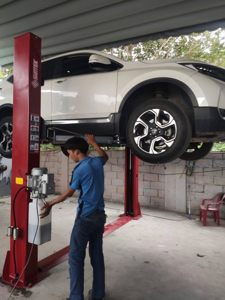 Bàn giao cầu nâng 2 trụ cổng dưới Suntek 4000D