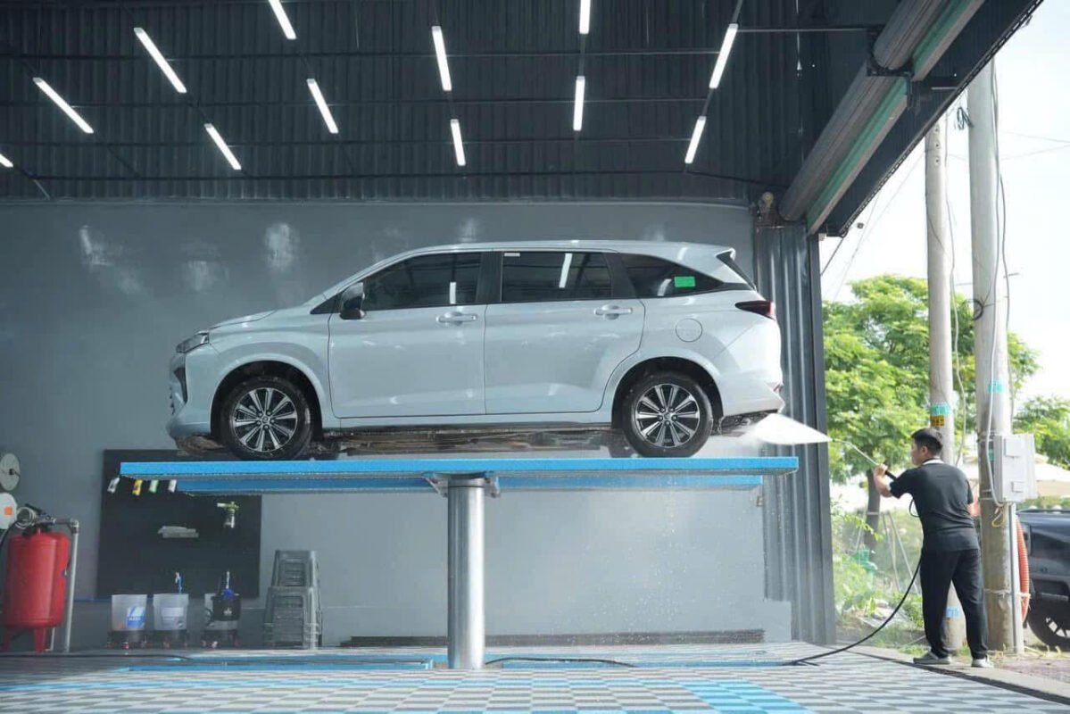 Rửa gầm xe chuyên nghiệp trên cầu nâng 1 trụ xoay 360 độ