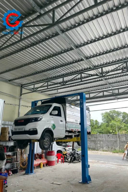 Cầu nâng 2 trụ đang nâng ô tô trong gara sửa chữa chuyên nghiệp