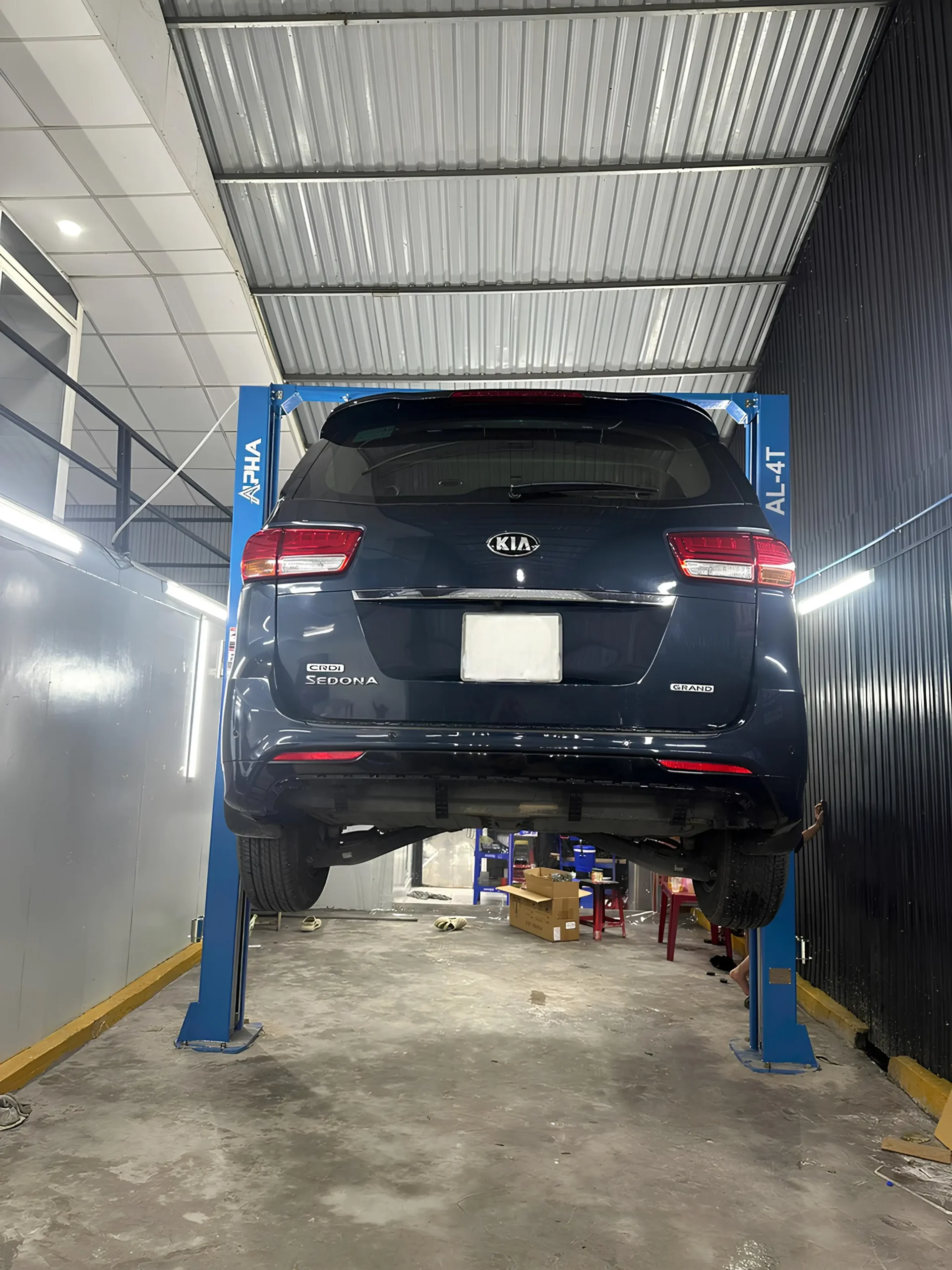 Hình ảnh thực tế cầu nâng 2 trụ đang nâng xe an toàn