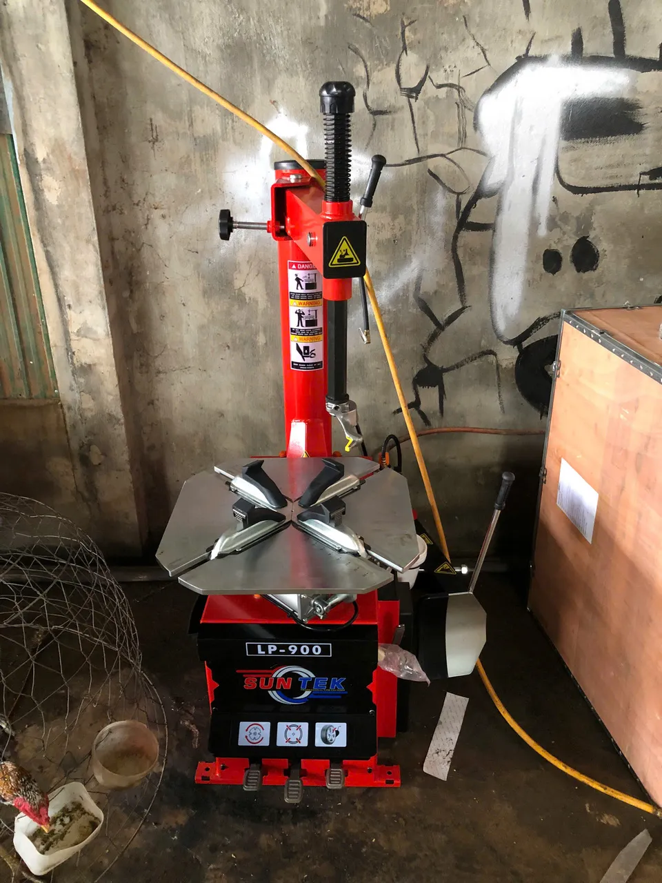 Máy tháo vỏ xe tay ga du lịch Suntek LP900