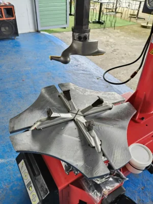 Cận cảnh mâm kẹp và mỏ vịt của máy tháo lốp Fly-Speed FS-813 vừa lắp đặt