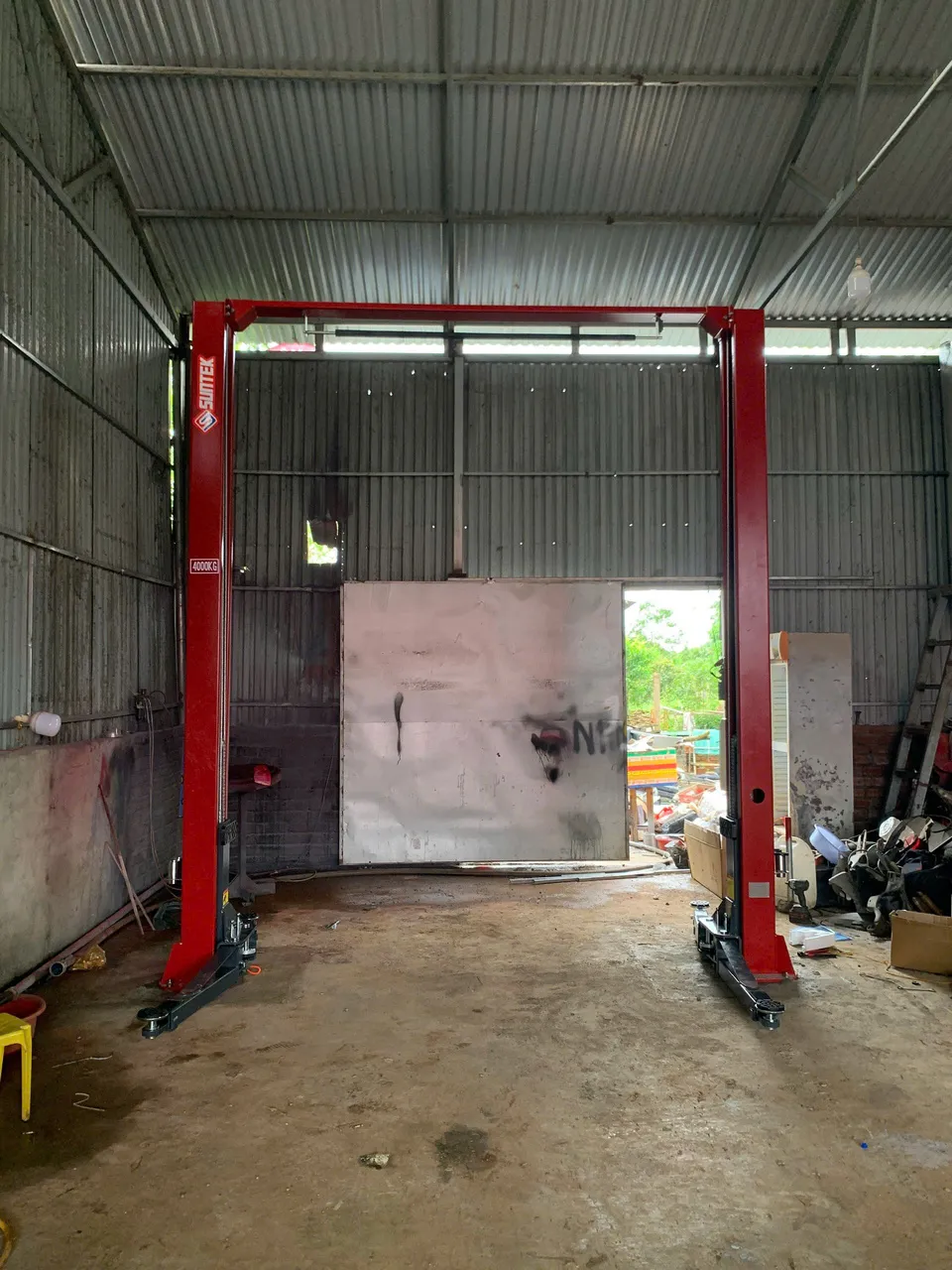 Thử tải cầu nâng 2 trụ Suntek 4000T nâng xe ô tô du lịch