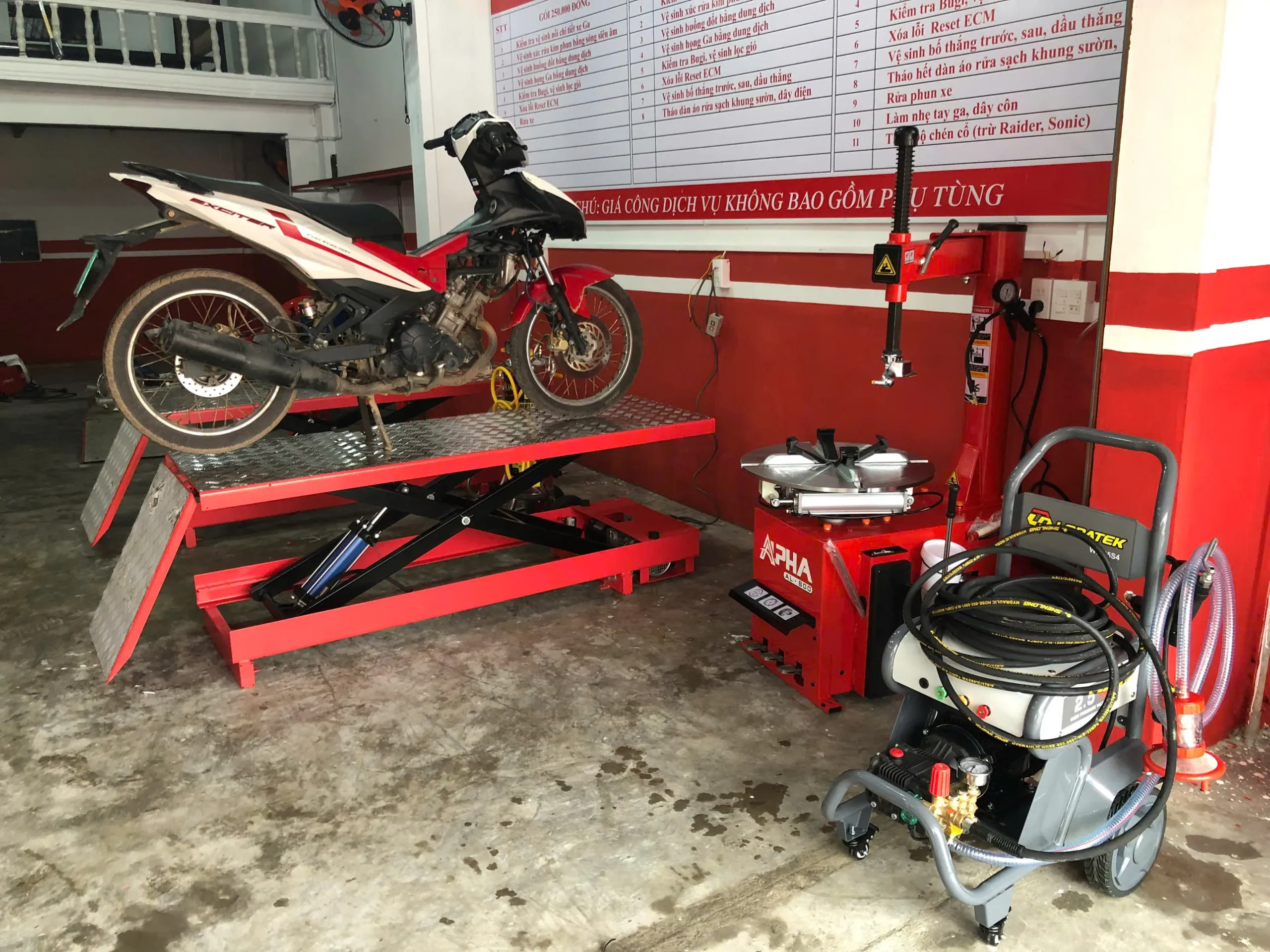 Bàn giao bàn nâng xe máy điện cơ và máy tháo vỏ