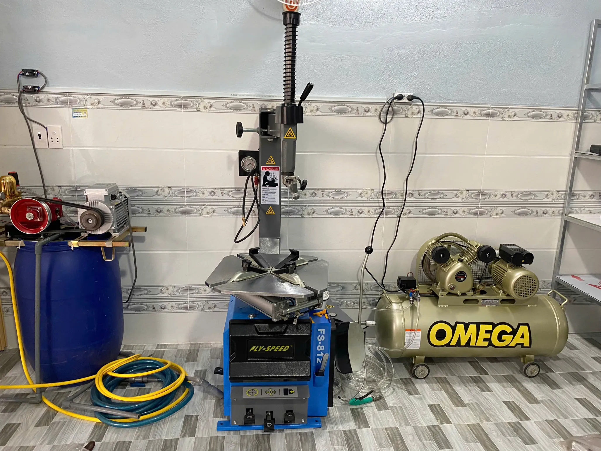 Bàn giao combo máy tháo lốp và máy nén khí