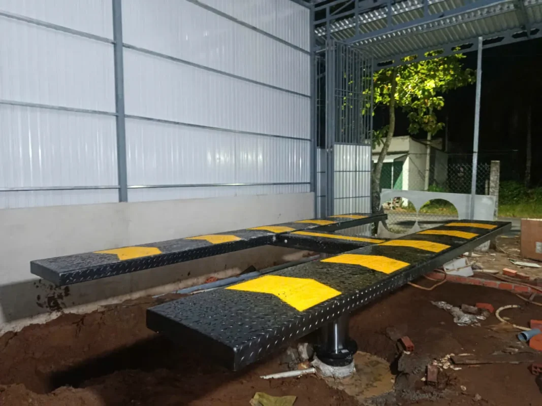 Hình ảnh lắp đặt cầu nâng 1 trụ chữ h đến khách hàng thietbig7.vn