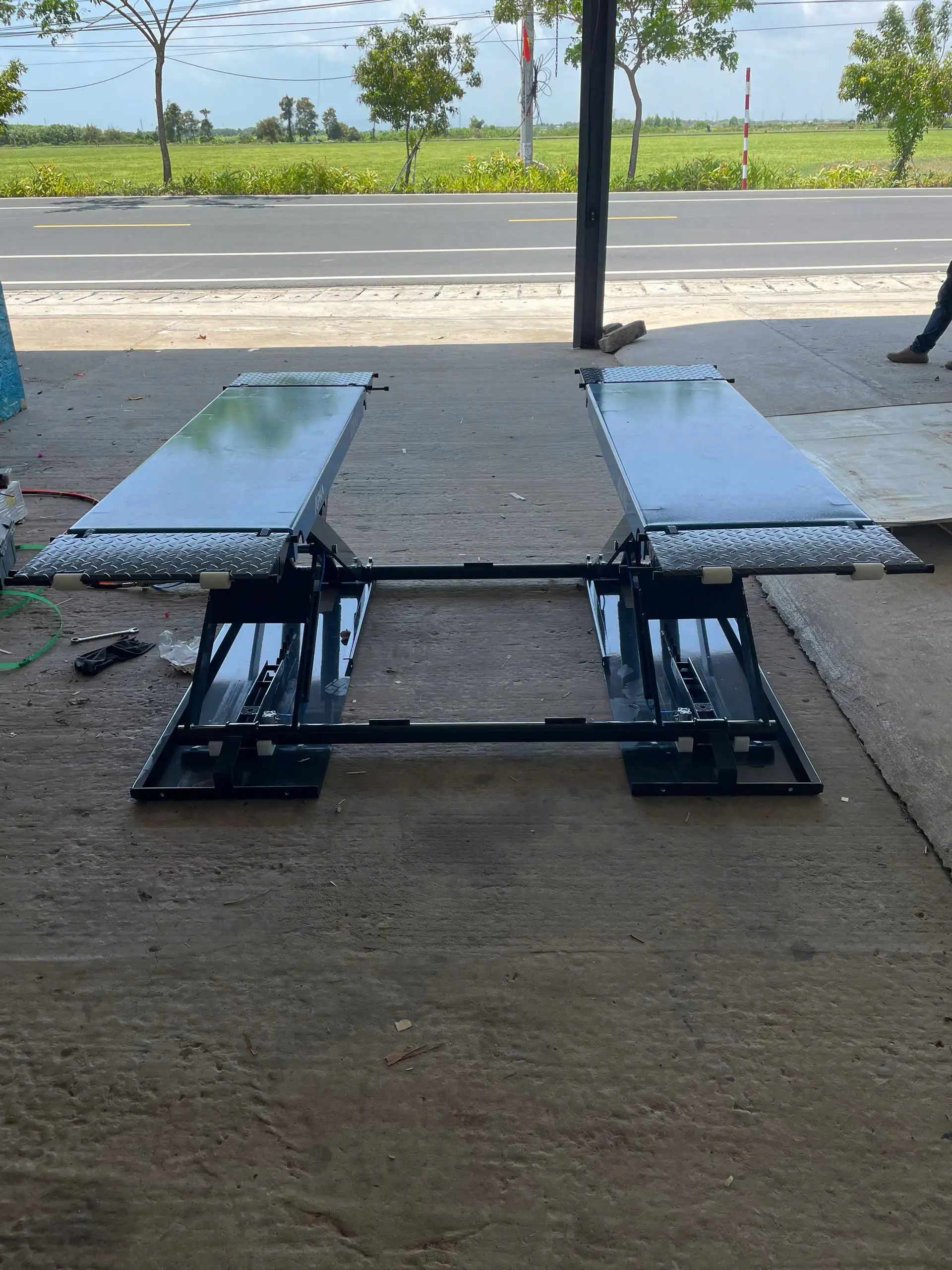 Cầu nâng ô tô di động tại gara