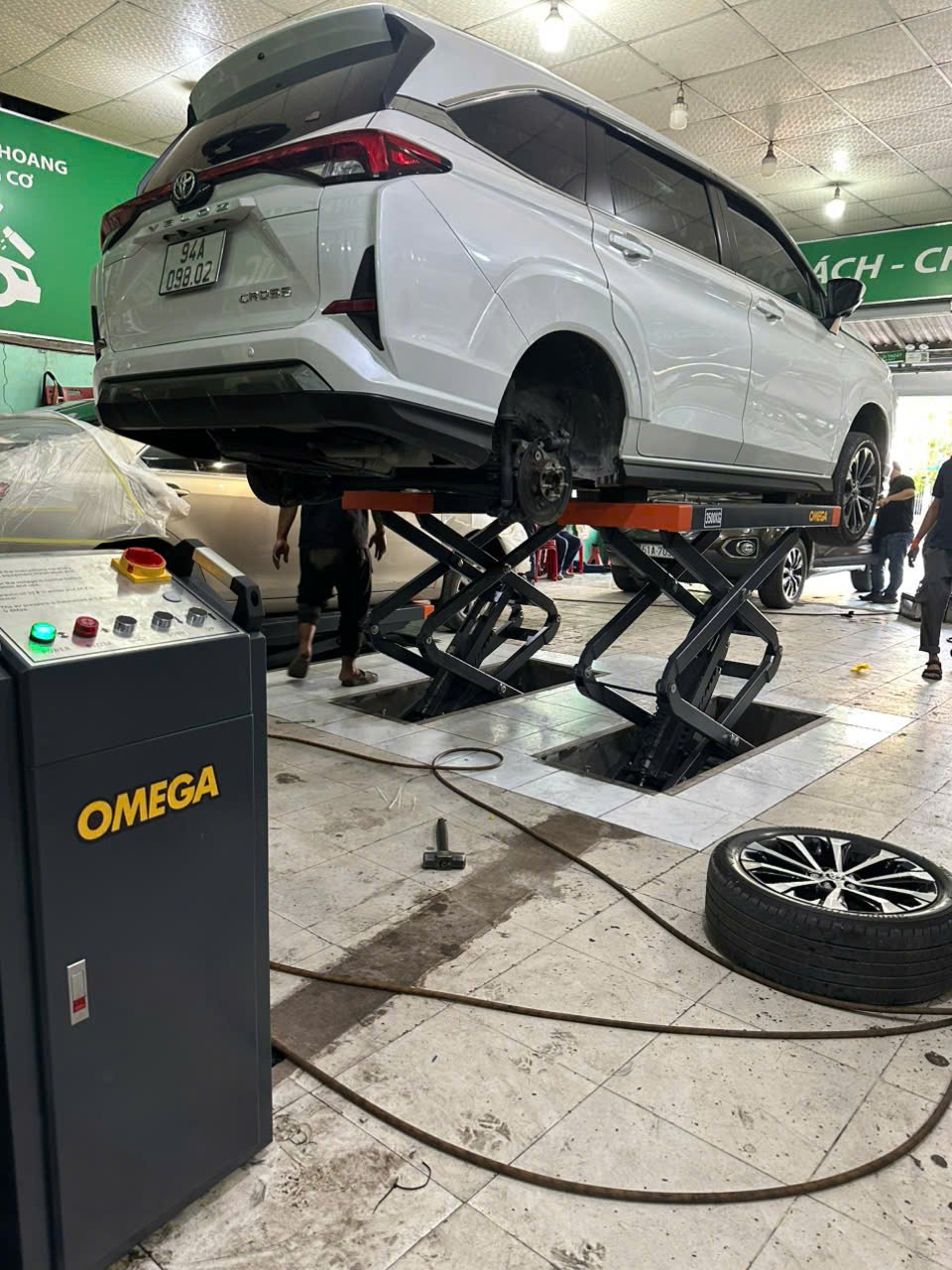 Vận hành cầu nâng cắt kéo Omega thực tế