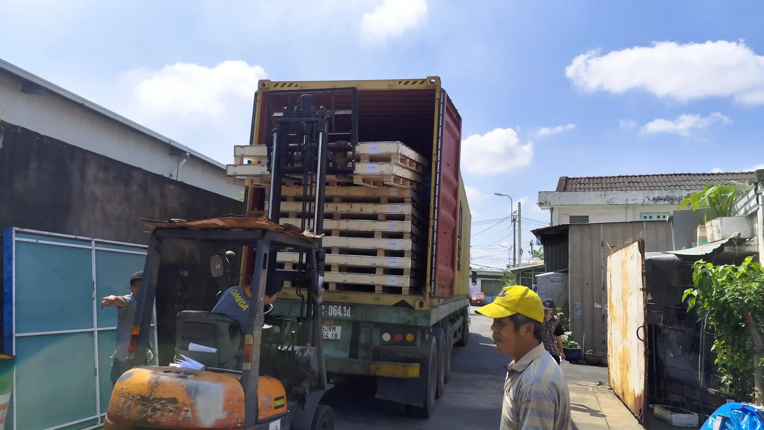 Hạ container cầu nâng tại kho G7