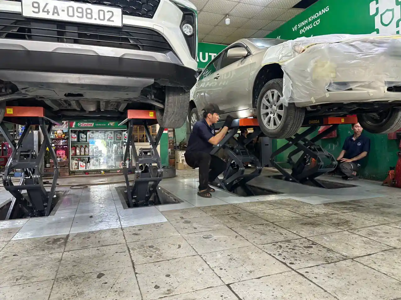 Kỹ thuật viên kiểm tra tủ điều khiển cầu nâng cắt kéo