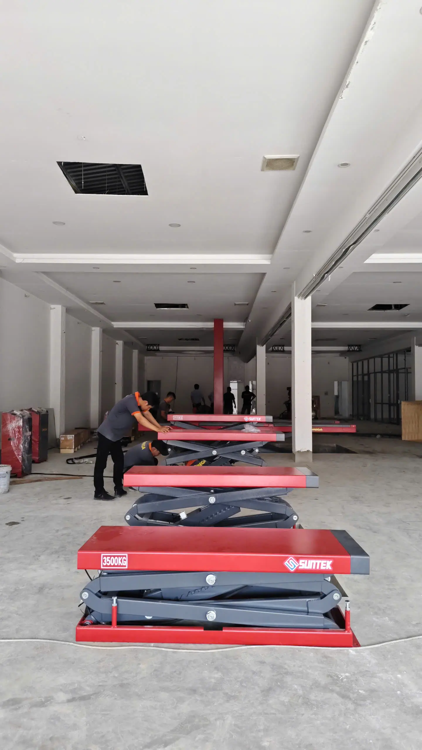 Quá trình lắp đặt cầu nâng cắt kéo âm nền Suntek