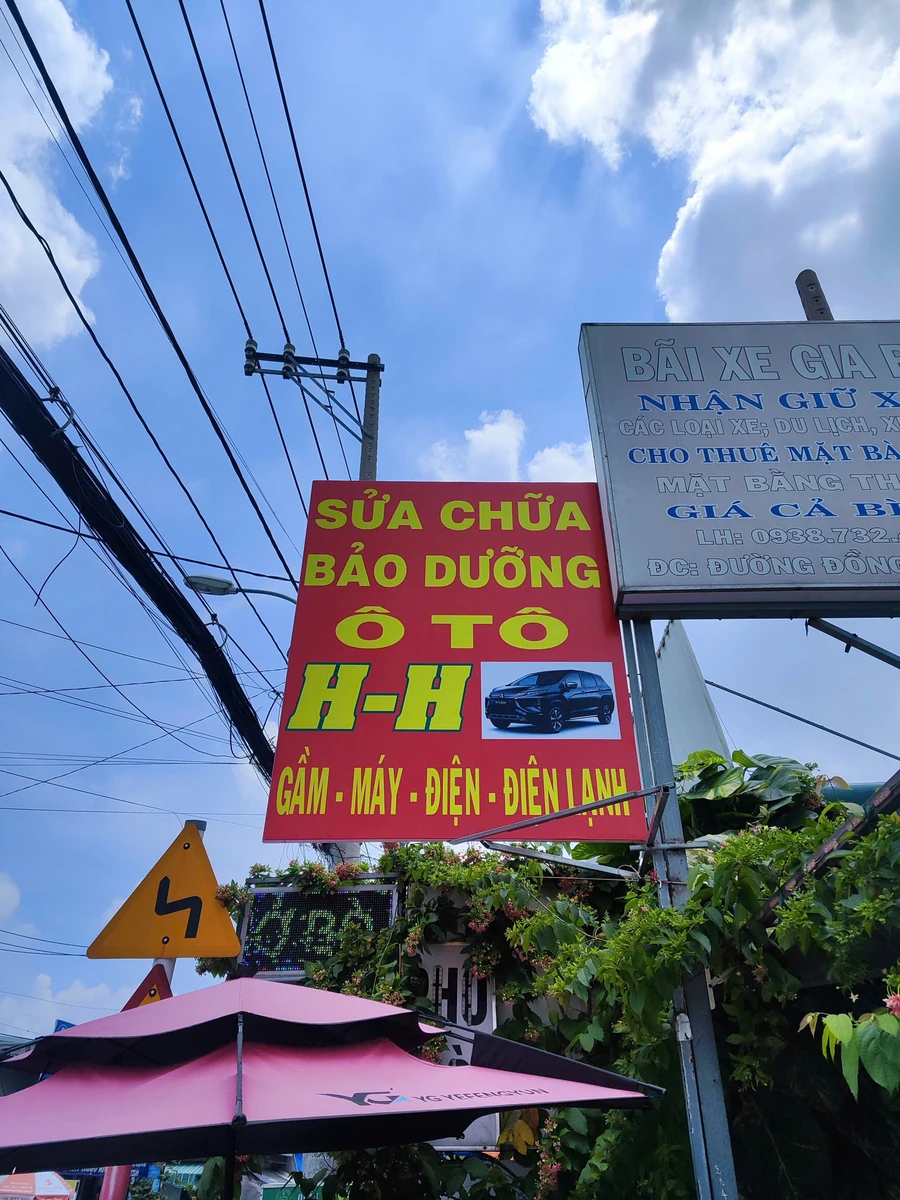 Biển hiệu gara sửa chữa ô tô H-H tại Mỹ Hòa Hóc Môn