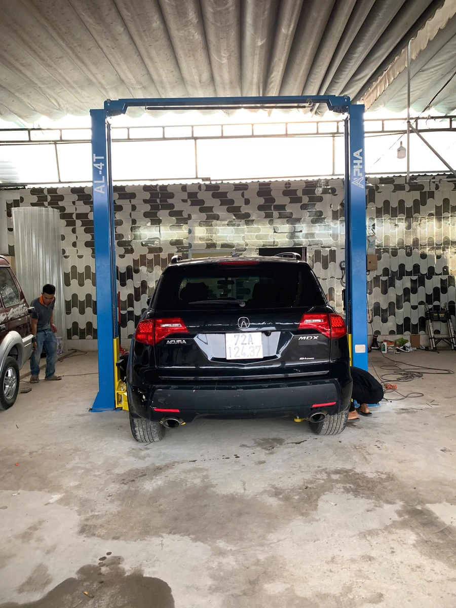 Cầu nâng 2 trụ ALPHA AL-4T tại garage Bình Hưng Hoà sau bàn giao
