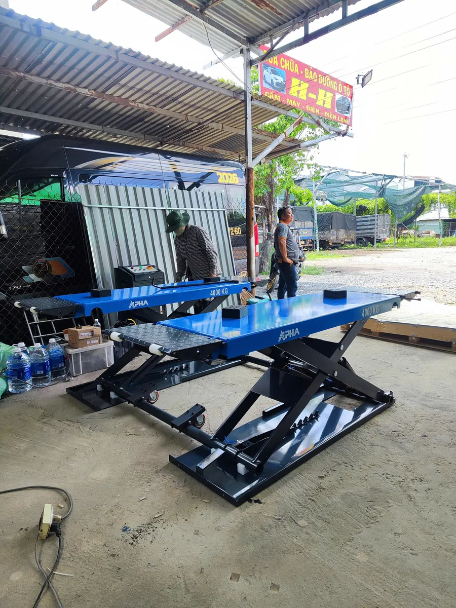 Cầu nâng ALPHA AL-4XD tải trọng 4000kg tại gara A Hưng Mỹ Hòa Hóc Môn