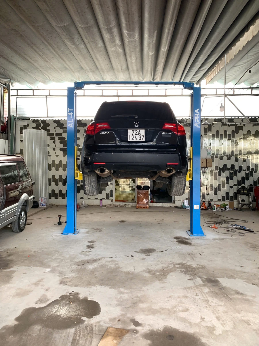 Cầu nâng ô tô 2 trụ ALPHA AL-4T nâng xe Acura 4 tấn tại Bình Hưng Hoà