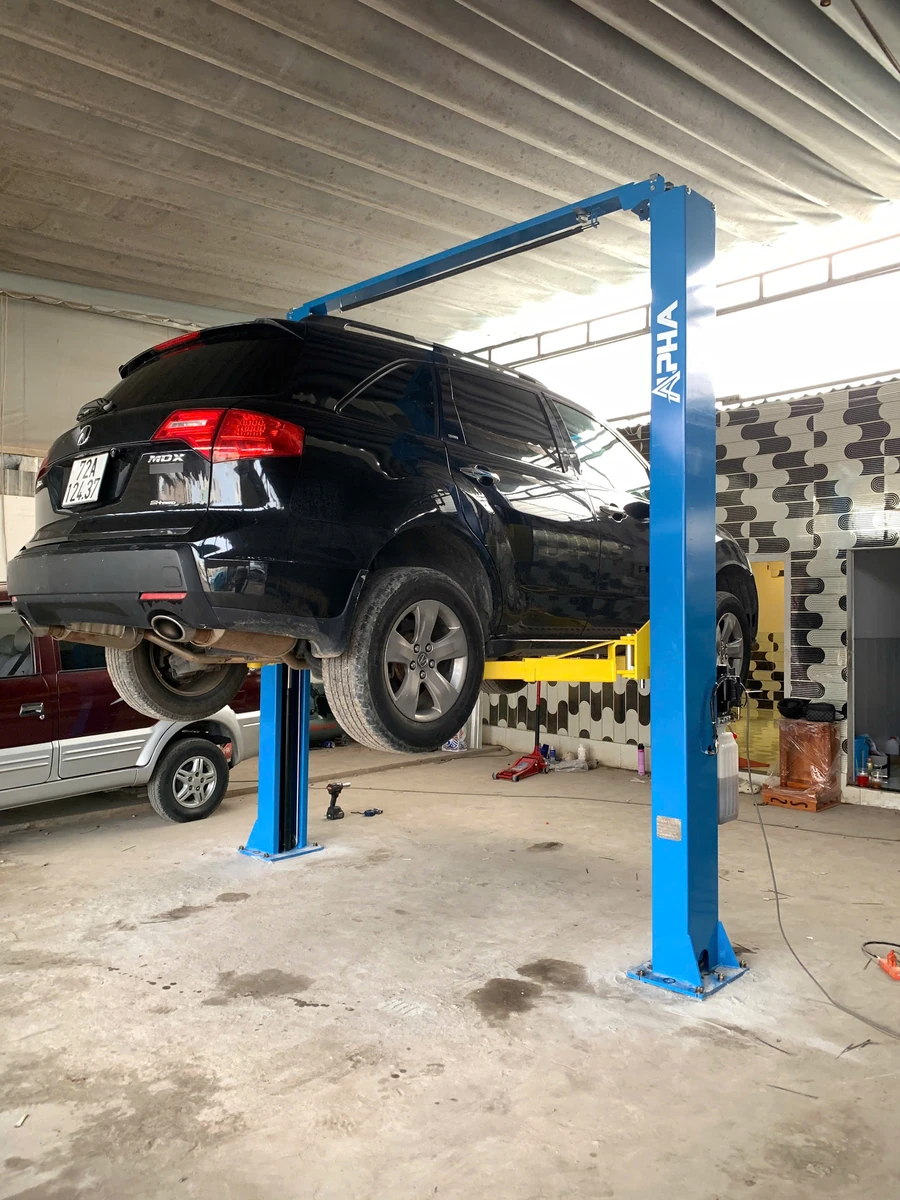 Cầu nâng 2 trụ ALPHA AL-4T nhìn từ bên hông khi nâng xe Acura MDX