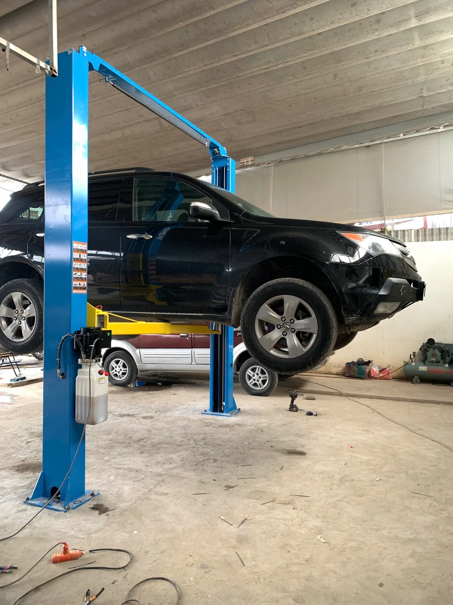 Cầu nâng ALPHA AL-4T nâng xe nhìn từ phía sau trong garage