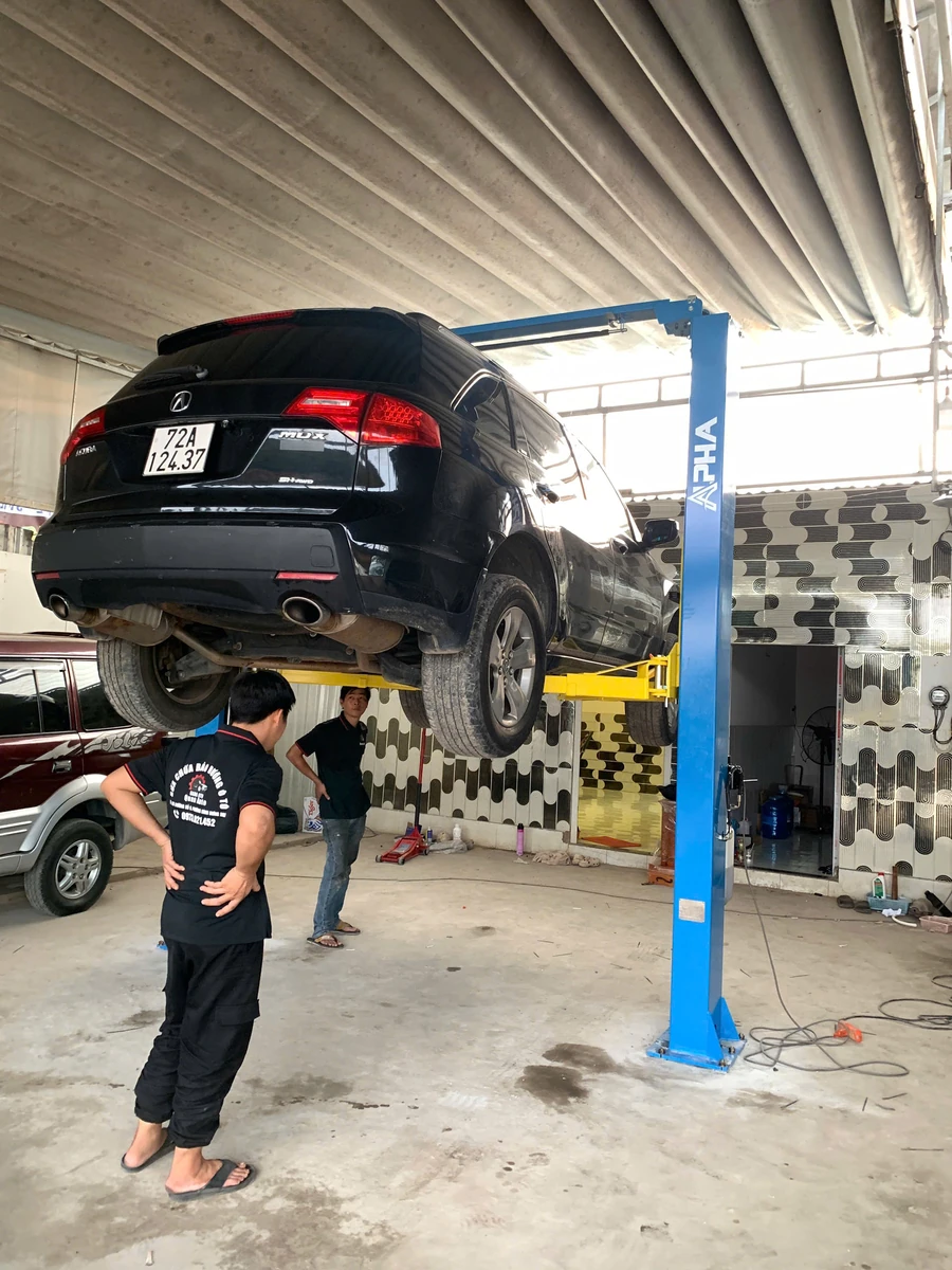 Cầu nâng ô tô cổng trên ALPHA AL-4T hoạt động trong garage tại Bình Hưng Hoà