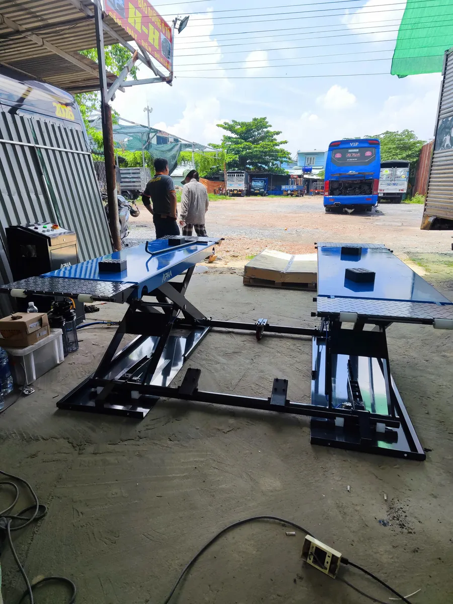 Cầu nâng ALPHA AL-4XD sau khi lắp đặt tại gara A Hưng Hóc Môn