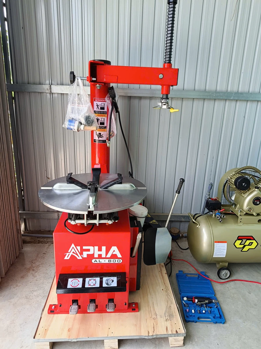 máy ra vào lốp phổ biến Alpha AL-800 màu đỏ nổi bật