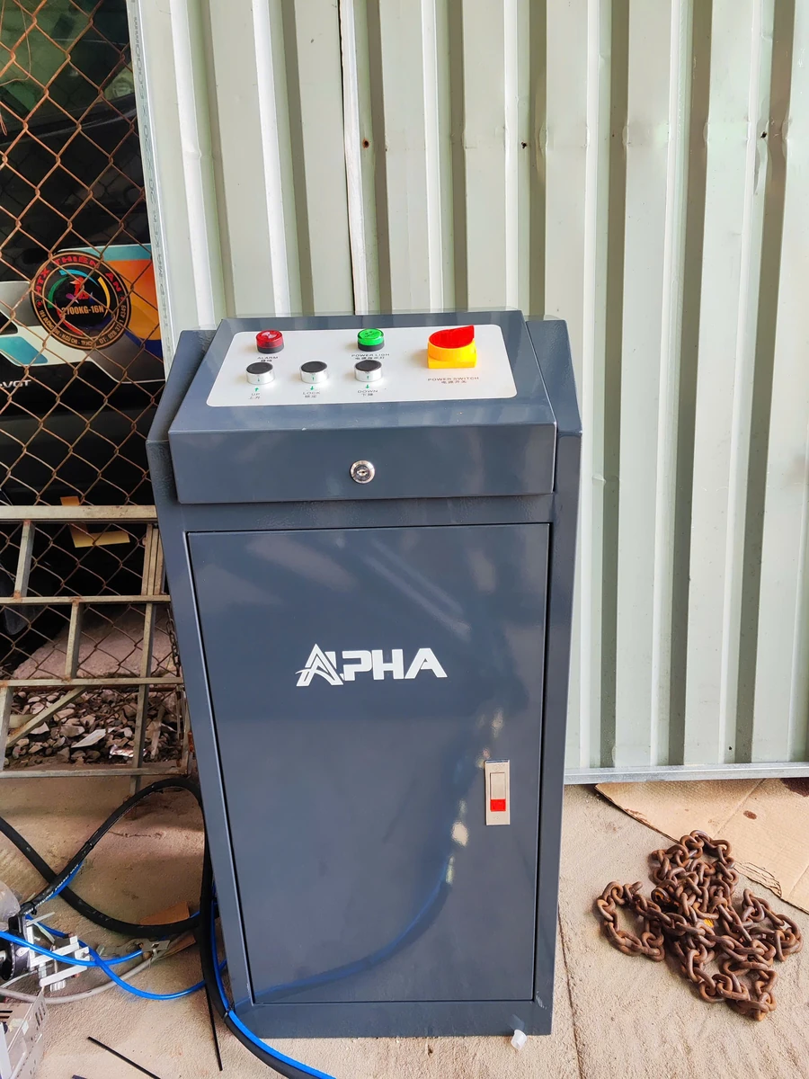 Tủ điều khiển cầu nâng ALPHA AL-4XD tại gara A Hưng