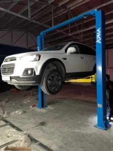 Bàn giao cầu nâng ô tô 2 trụ cổng trên ALPHA AL-4T 4 tấn tại gara A Hải - Ninh Thuận, xe Chevrolet Captiva đang được nâng thử tải.