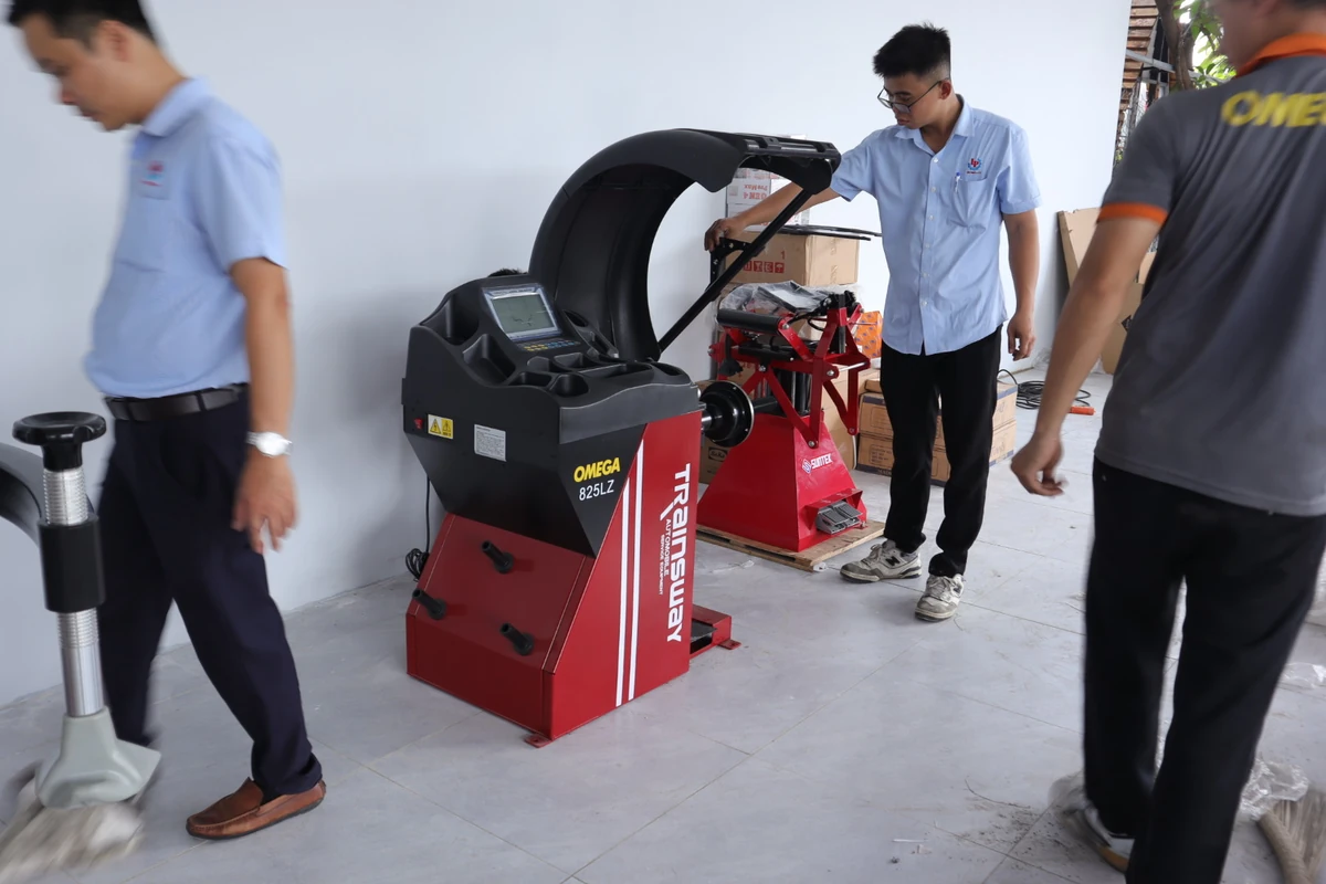 Máy cân bằng lốp OMEGA cận cảnh sau khi lắp đặt