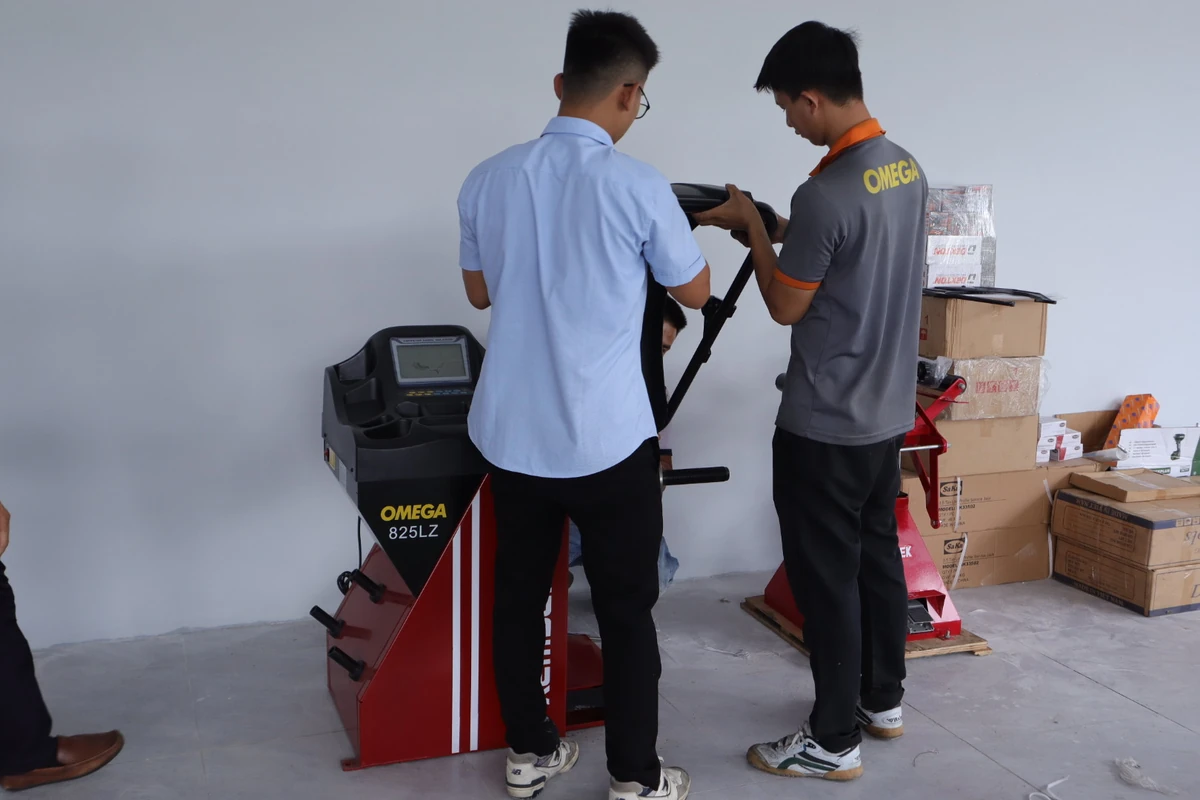 Đội kỹ thuật Lộc Phát hướng dẫn vận hành máy cân bằng lốp