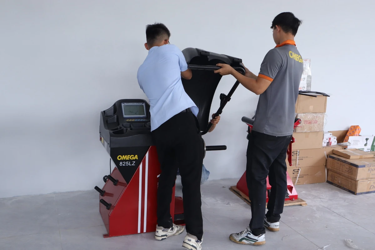 Máy cân bằng lốp OMEGA đang chạy thử kiểm tra tại Xe Nhanh
